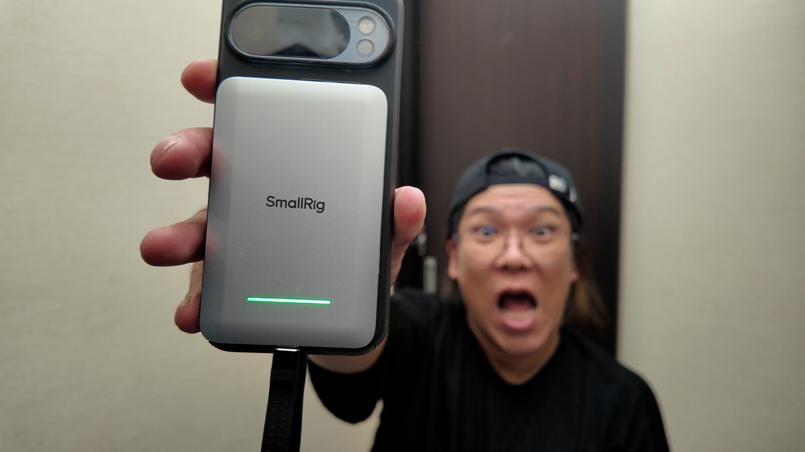 スマホにSmallRigのSSDを取り付けた実物。動画制作時の写真
